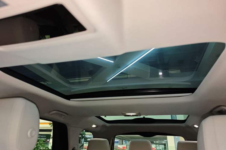 Used Land Rover Discovery 2023 300PS S Headliner