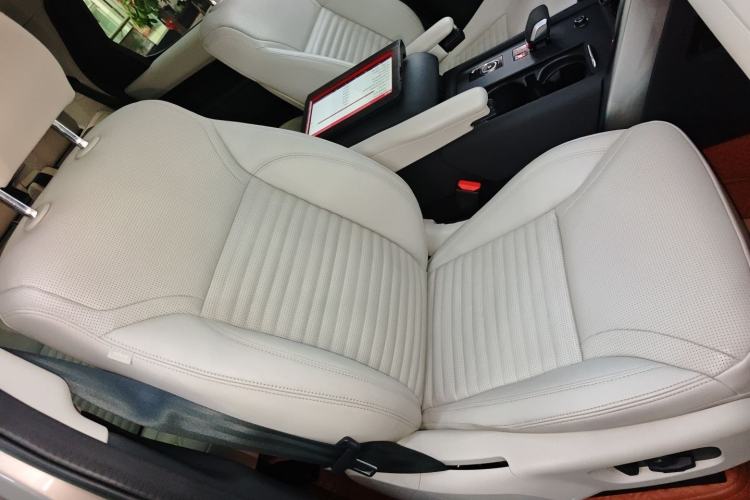 Used Land Rover Discovery 2023 300PS S Right Front Seat