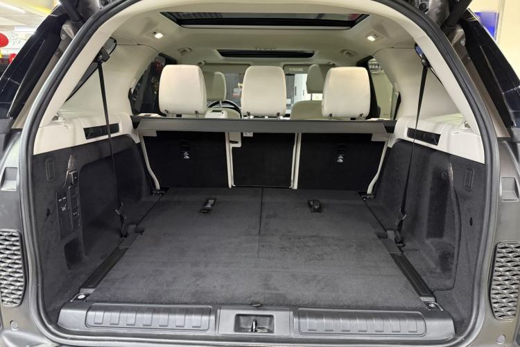 Used Land Rover Discovery 2023 300PS S Trunk