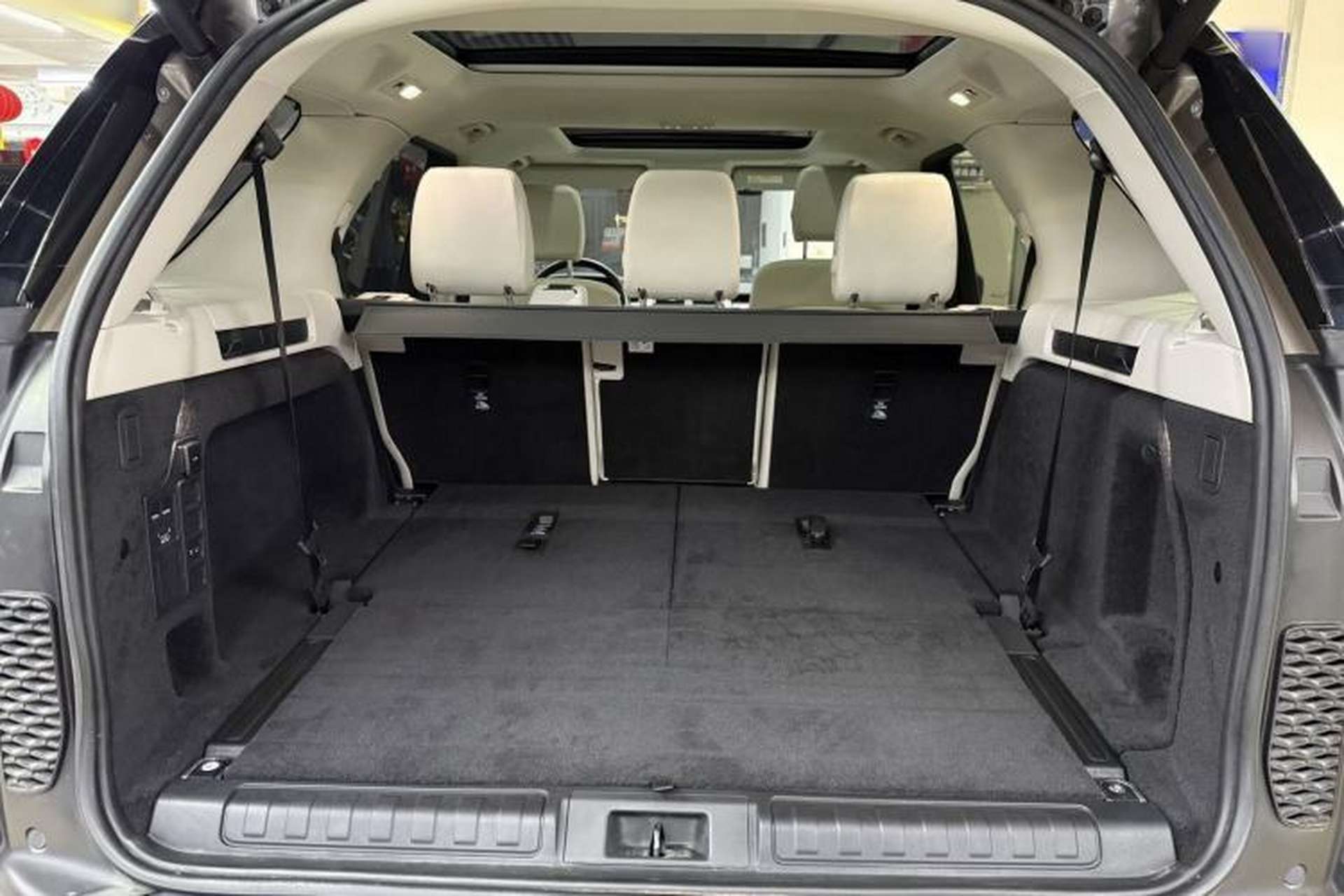 Used Land Rover Discovery 2023 300PS S Trunk