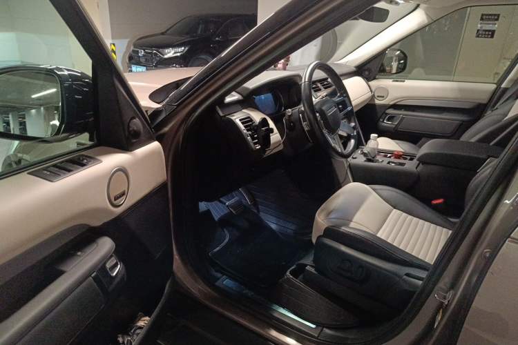 Used Land Rover Discovery 2023 360 PS R-Dynamic S Driver Seat