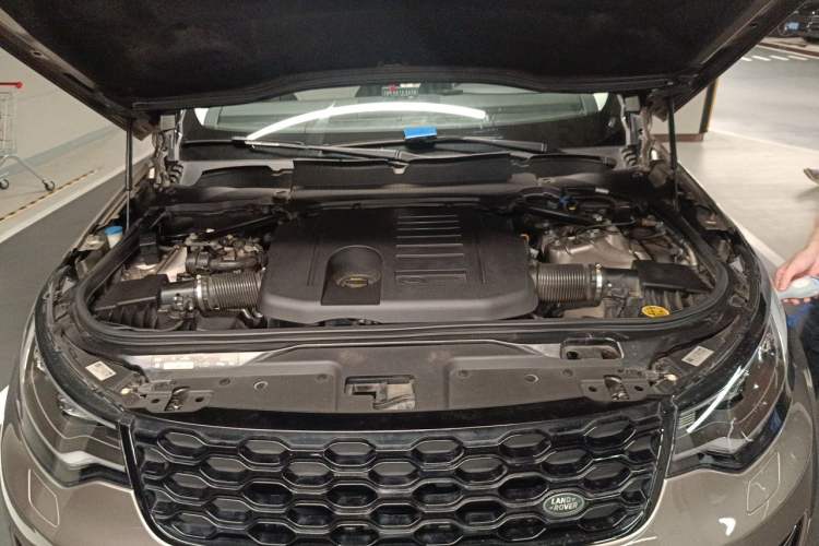 Used Land Rover Discovery 2023 360 PS R-Dynamic S Engine Bay