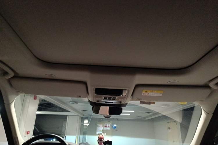 Used Land Rover Discovery 2023 360 PS R-Dynamic S Headliner