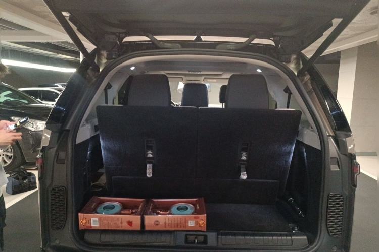 Used Land Rover Discovery 2023 360 PS R-Dynamic S Trunk
