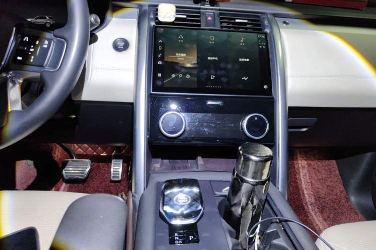 Used Land Rover Discovery 2023 Revised Version 360 PS R-Dynamic S Audio And AC Panel