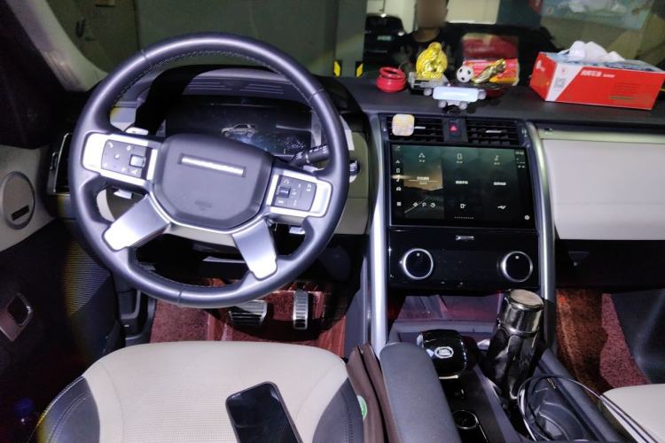 Used Land Rover Discovery 2023 Revised Version 360 PS R-Dynamic S Center Console