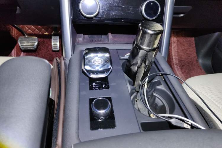 Used Land Rover Discovery 2023 Revised Version 360 PS R-Dynamic S Gear Lever