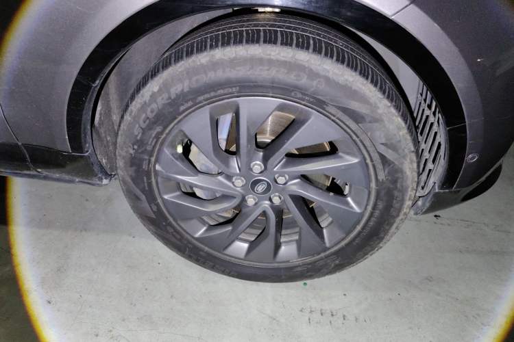 Used Land Rover Discovery 2023 Revised Version 360 PS R-Dynamic S Right Front Wheel Hub