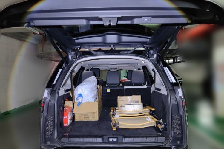 Used Land Rover Discovery 2023 Revised Version 360 PS R-Dynamic S Trunk