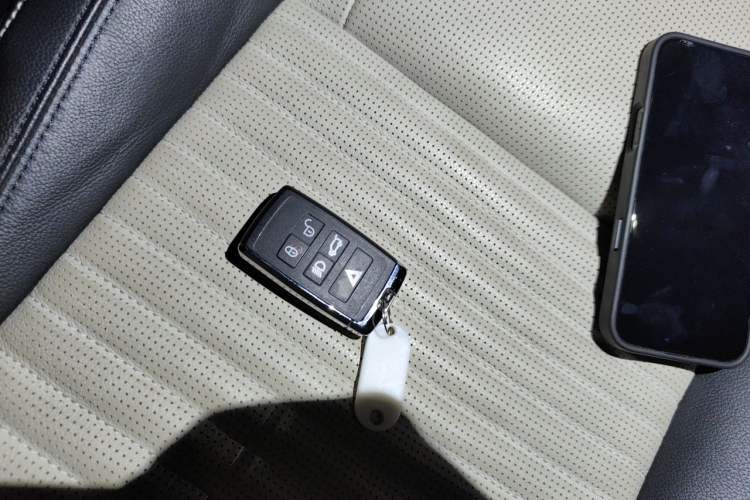 Used Land Rover Discovery 2023 Revised Version 360 PS R-Dynamic S Vehicle Key
