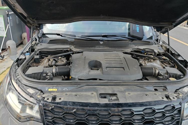 Used Land Rover Discovery 2023 360 PS R-Dynamic S Engine Bay