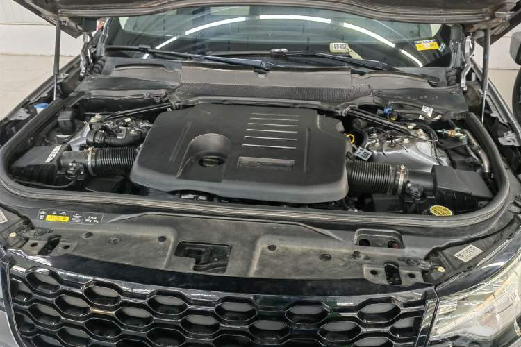 Used Land Rover Discovery 2023 Revised Version 360 PS R-Dynamic S Engine Bay
