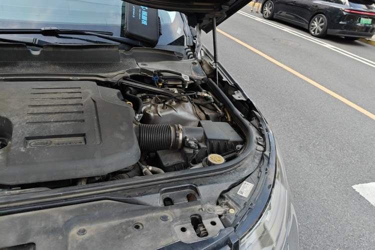 Used Land Rover Discovery 2023 360 PS R-Dynamic S Engine Bay Left