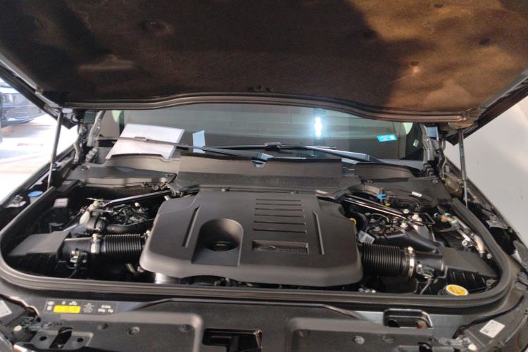 Used Land Rover Discovery 2023 Revised Version 360 PS R-Dynamic S Engine Bay
