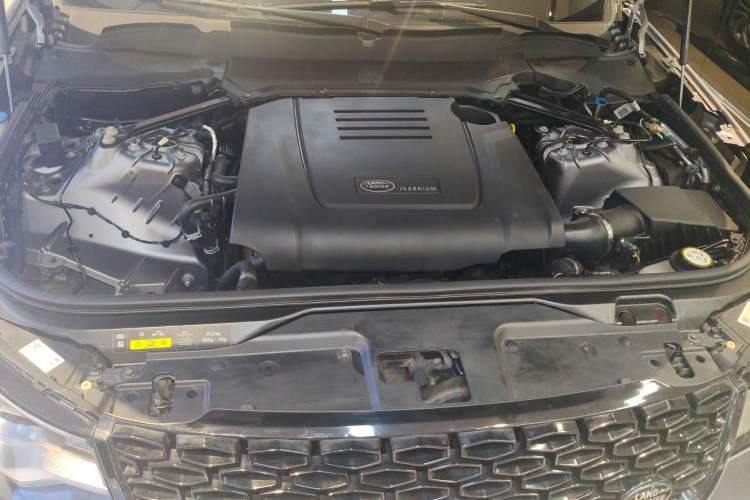 Used Land Rover Discovery 2023 300PS S Engine Bay