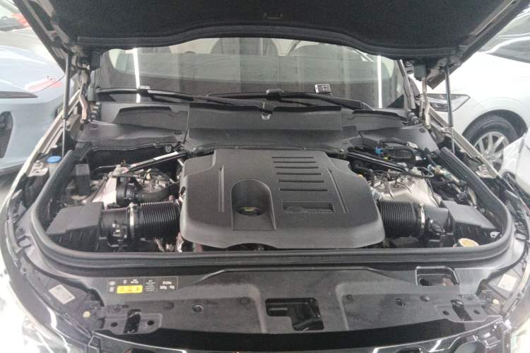 Used Land Rover Discovery 2023 Revised Version 360 PS R-Dynamic S Engine Bay