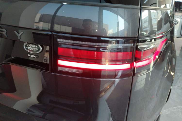 Used Land Rover Discovery 2023 Revised Version 360 PS R-Dynamic S Exterior 6