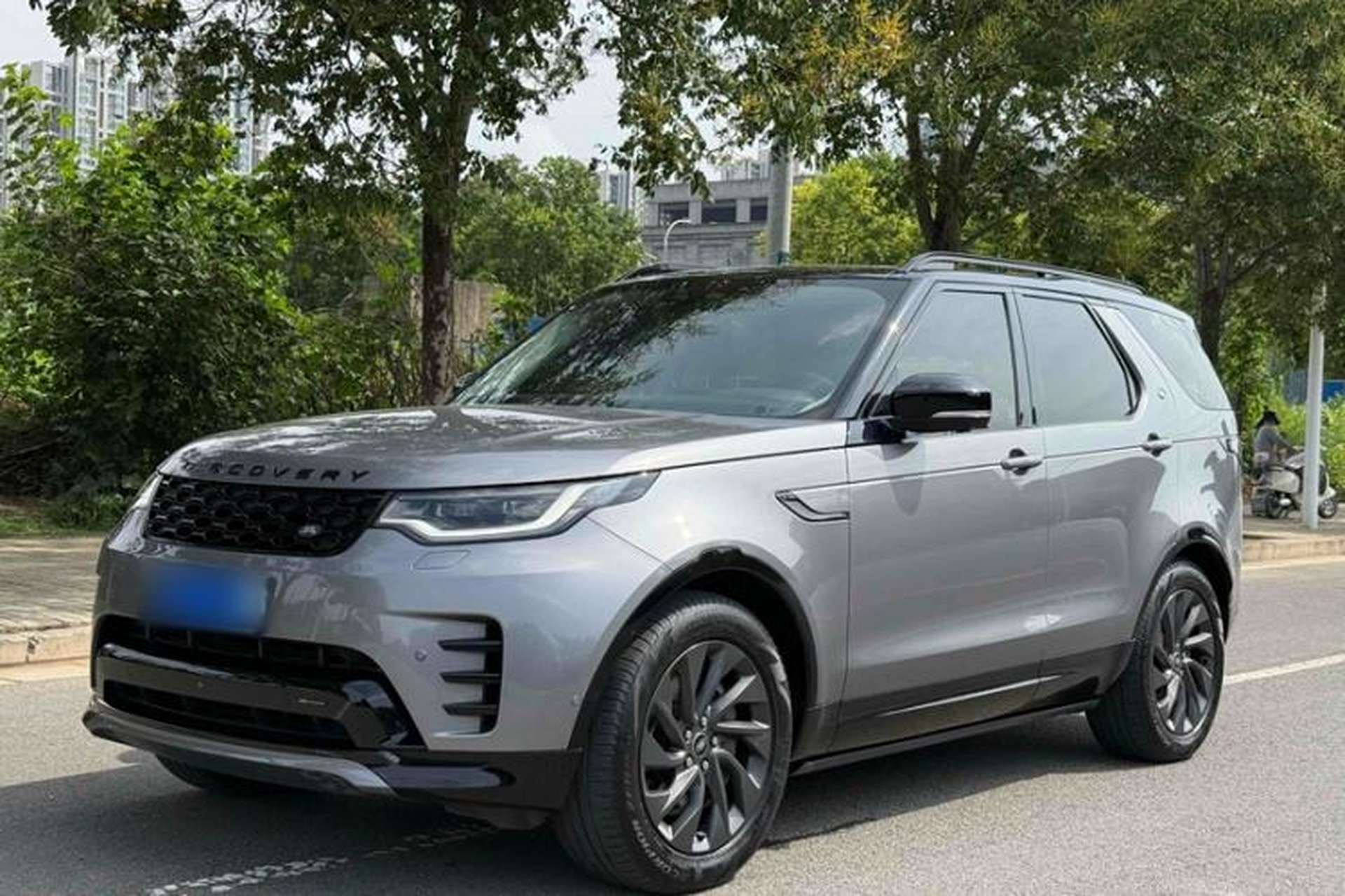 Used Land Rover Discovery 2023 360 PS R-Dynamic S Front Left 45 Deg