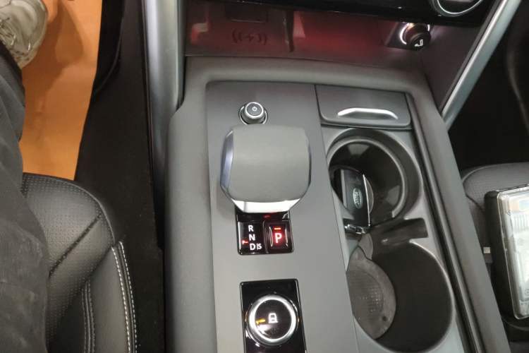 Used Land Rover Discovery 2023 360 PS R-Dynamic S Gear Lever