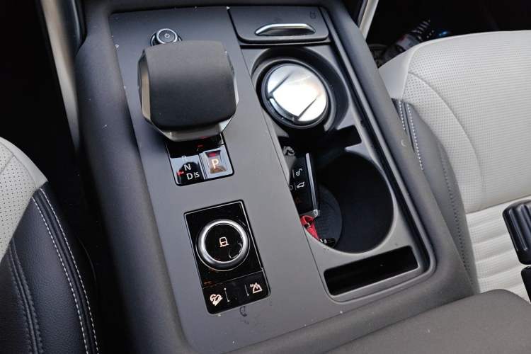 Used Land Rover Discovery 2023 360 PS R-Dynamic S Gear Lever