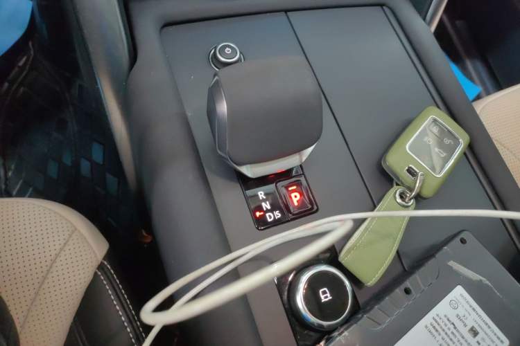 Used Land Rover Discovery 2023 Revised Version 360 PS R-Dynamic S Gear Lever