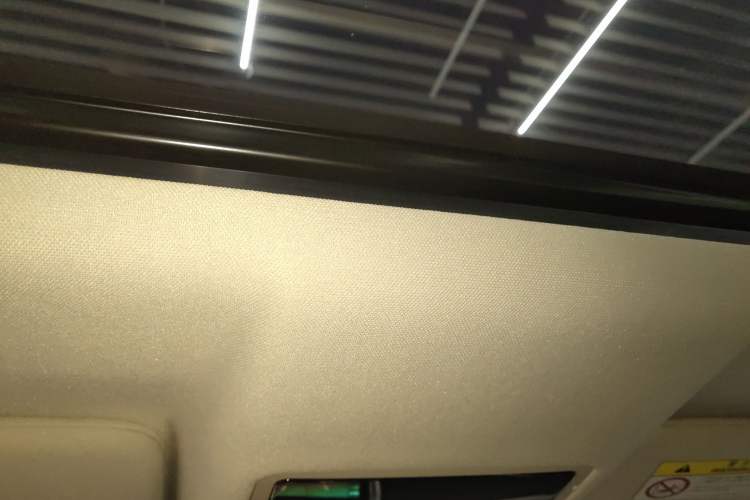Used Land Rover Discovery 2023 360 PS R-Dynamic S Headliner