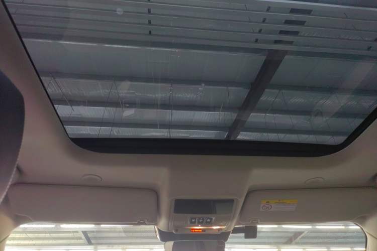 Used Land Rover Discovery 2023 Revised Version 360 PS R-Dynamic S Headliner