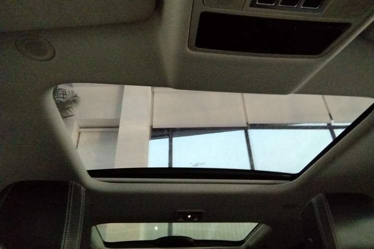Used Land Rover Discovery 2023 Revised Version 360 PS R-Dynamic S Headliner