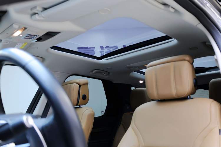 Used Land Rover Discovery 2023 360 PS Metropolitan Edition Headliner