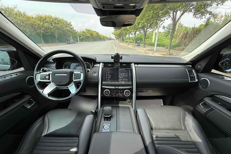 Used Land Rover Discovery 2023 360 PS R-Dynamic S Interior 1
