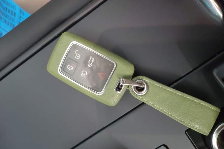 Used Land Rover Discovery 2023 Revised Version 360 PS R-Dynamic S Interior 1