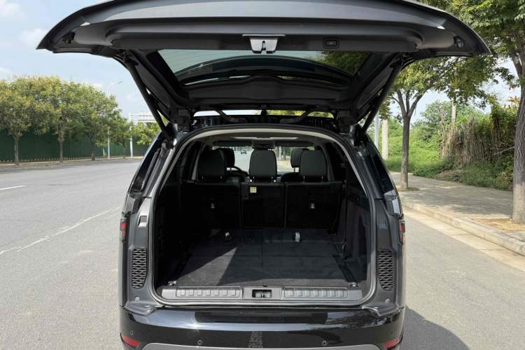 Used Land Rover Discovery 2023 360 PS R-Dynamic S Interior 1