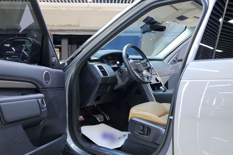 Used Land Rover Discovery 2023 360 PS Metropolitan Edition Interior 1