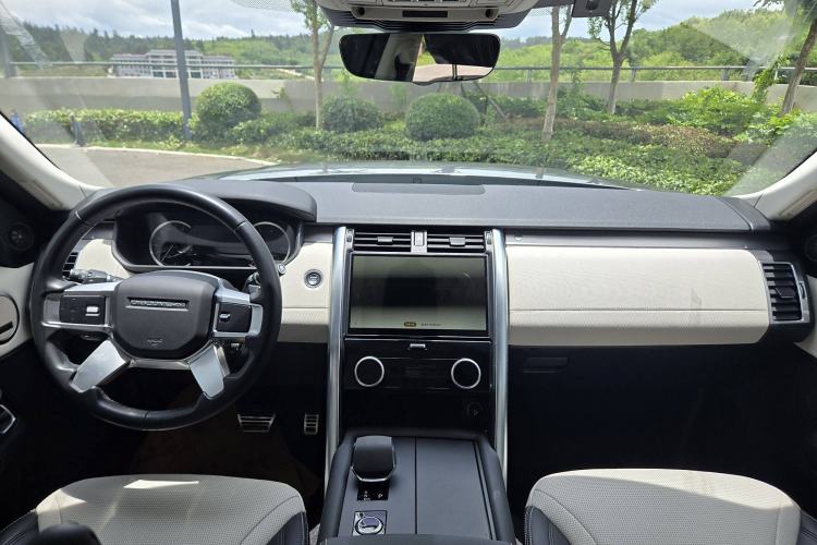 Used Land Rover Discovery 2023 Revised Version 360 PS R-Dynamic S Interior 1
