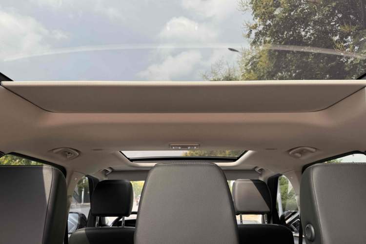 Used Land Rover Discovery 2023 360 PS R-Dynamic S Interior 10