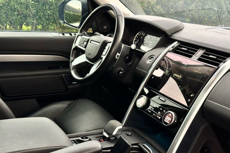 Used Land Rover Discovery 2023 360 PS R-Dynamic S Interior 11