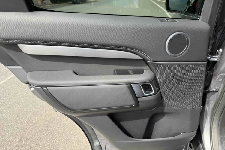 Used Land Rover Discovery 2023 360 PS R-Dynamic S Interior 12