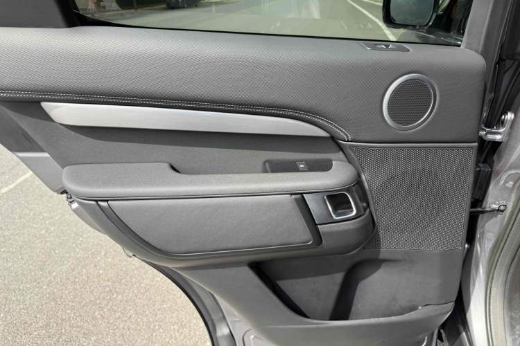Used Land Rover Discovery 2023 360 PS R-Dynamic S Interior 12