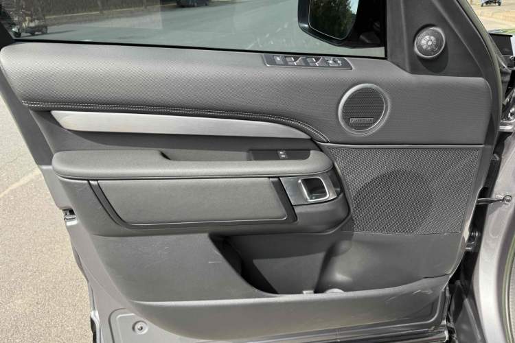 Used Land Rover Discovery 2023 360 PS R-Dynamic S Interior 13