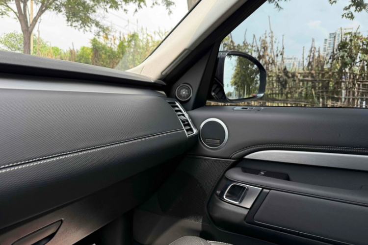 Used Land Rover Discovery 2023 360 PS R-Dynamic S Interior 14