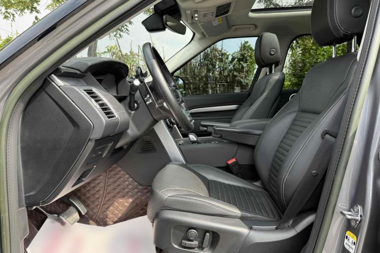 Used Land Rover Discovery 2023 360 PS R-Dynamic S Interior 14