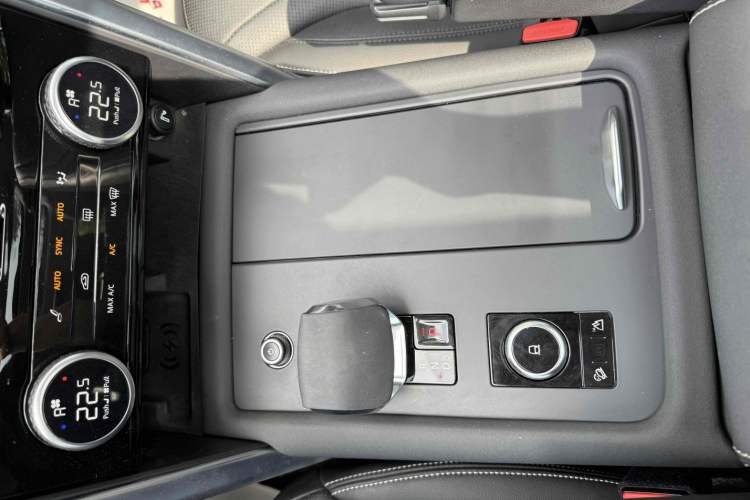 Used Land Rover Discovery 2023 360 PS R-Dynamic S Interior 15