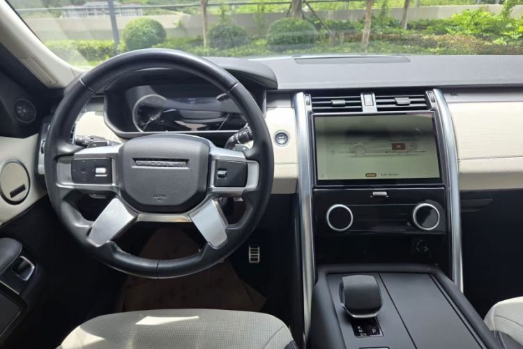 Used Land Rover Discovery 2023 Revised Version 360 PS R-Dynamic S Interior 2