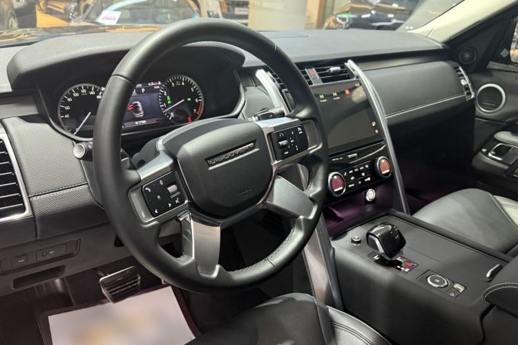 Used Land Rover Discovery 2023 Revised Version 360 PS R-Dynamic S Interior 2
