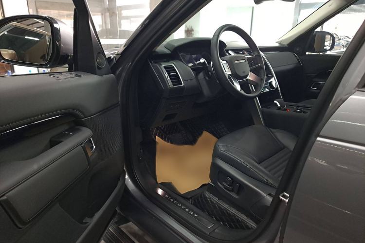 Used Land Rover Discovery 2023 300PS S Interior 2