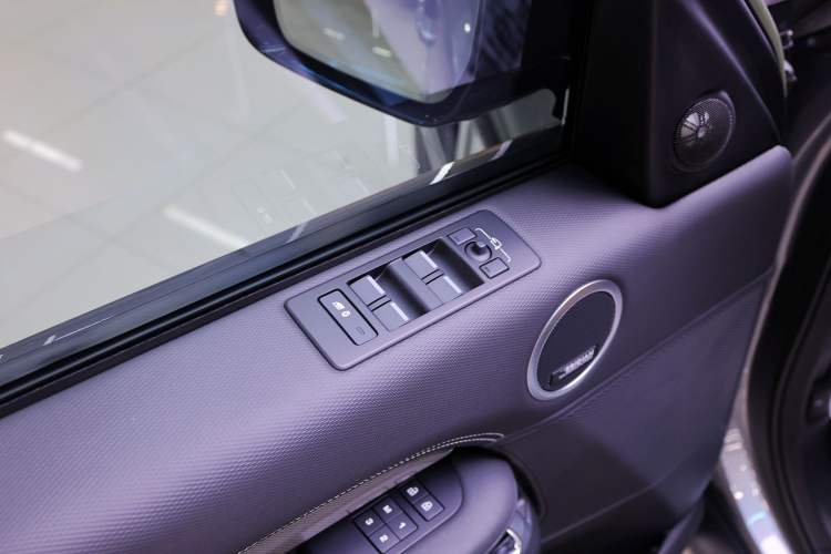 Used Land Rover Discovery 2023 360 PS Metropolitan Edition Interior 2