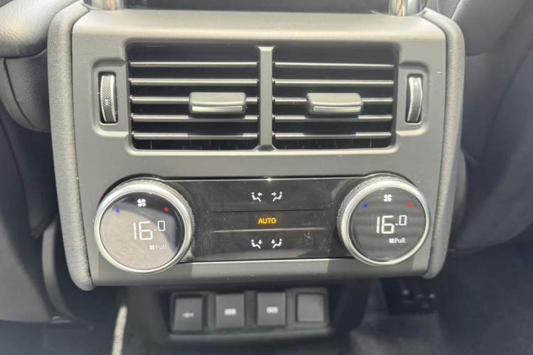 Used Land Rover Discovery 2023 Revised Version 360 PS R-Dynamic S Interior 2