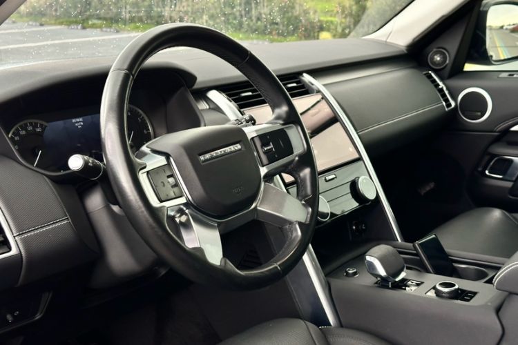 Used Land Rover Discovery 2023 360 PS R-Dynamic S Interior 3