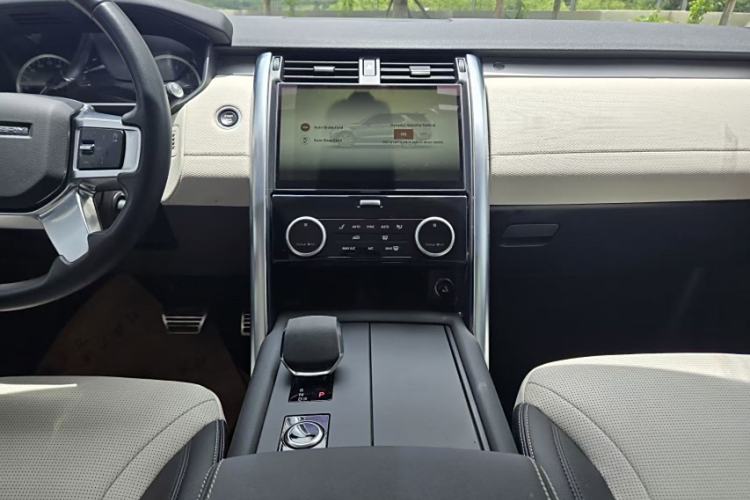 Used Land Rover Discovery 2023 Revised Version 360 PS R-Dynamic S Interior 3