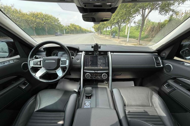 Used Land Rover Discovery 2023 360 PS R-Dynamic S Interior 3